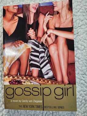 Cecily von Ziegesar Gossip Girl Paperback 1st Edition Little Brown 2002 Novel